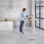 schreibtisch_elektrisch_hoehenverstellbar_e_move_pro_stehansicht_weiss_havanna Elektrisch höhenverstellbarer Schreibtisch E-Move-Pro in Havanna mit weißem Gestell, ergonomischer Schreibtisch fürs Büro und Homeoffice, Stehansicht