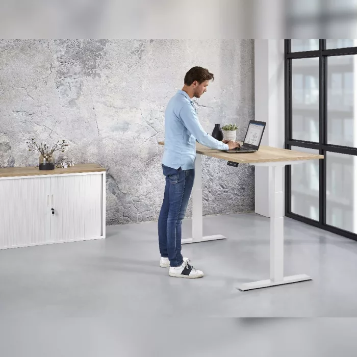 Elektrisch höhenverstellbarer Schreibtisch E-Move-Pro in Havanna mit weißem Gestell, ergonomischer Schreibtisch fürs Büro und Homeoffice, Stehansicht