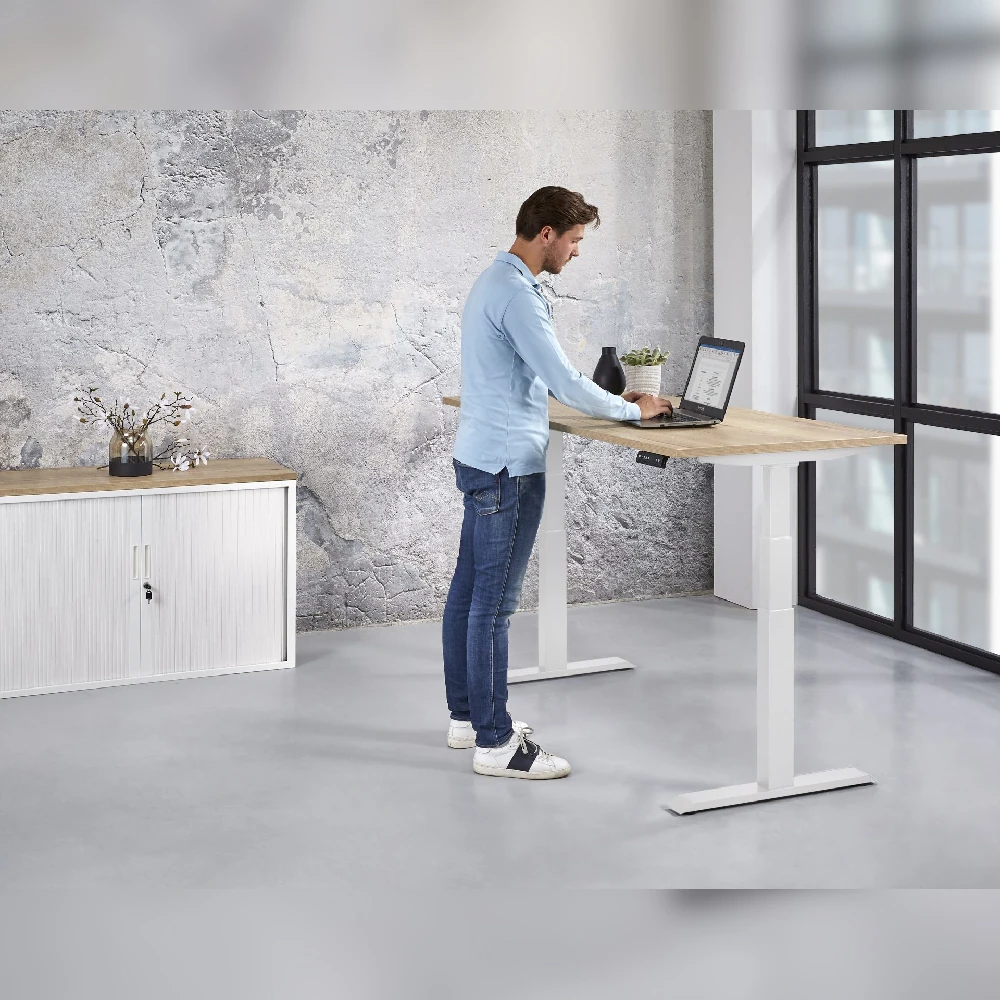 schreibtisch_elektrisch_hoehenverstellbar_e_move_pro_stehansicht_weiss_havanna Elektrisch höhenverstellbarer Schreibtisch E-Move-Pro in Havanna mit weißem Gestell, ergonomischer Schreibtisch fürs Büro und Homeoffice, Stehansicht