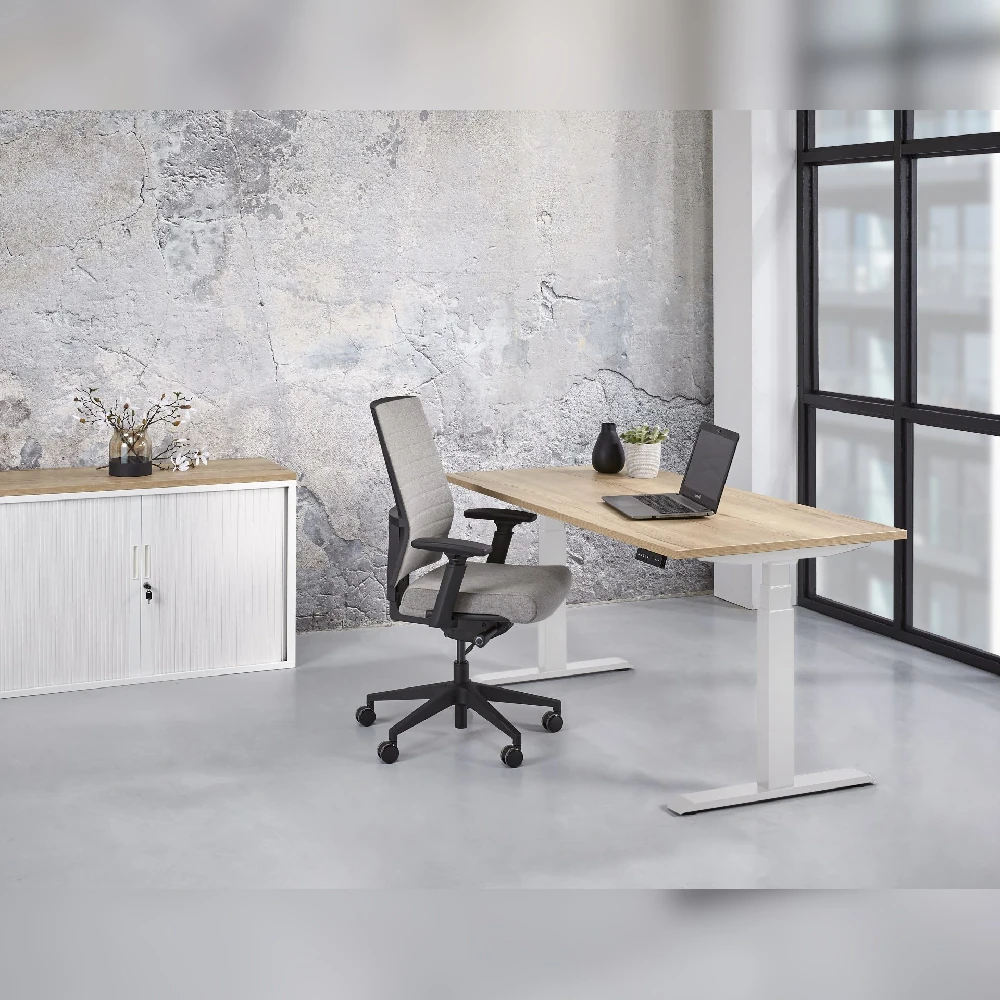 Elektrisch höhenverstellbarer Schreibtisch E-Move-Pro in Havanna mit weißem Gestell, ergonomischer Schreibtisch fürs Büro und Homeoffice