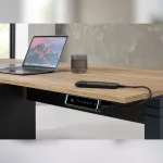 schreibtisch_elektrisch_hoehenverstellbar_orbis_desk_electric_detailansicht Elektrisch höhenverstellbarer Schreibtisch Orbis Desk Electric in Holz-Optik mit schwarzem Gestell, ergonomischer Schreibtisch Chefbüro, Detailsicht