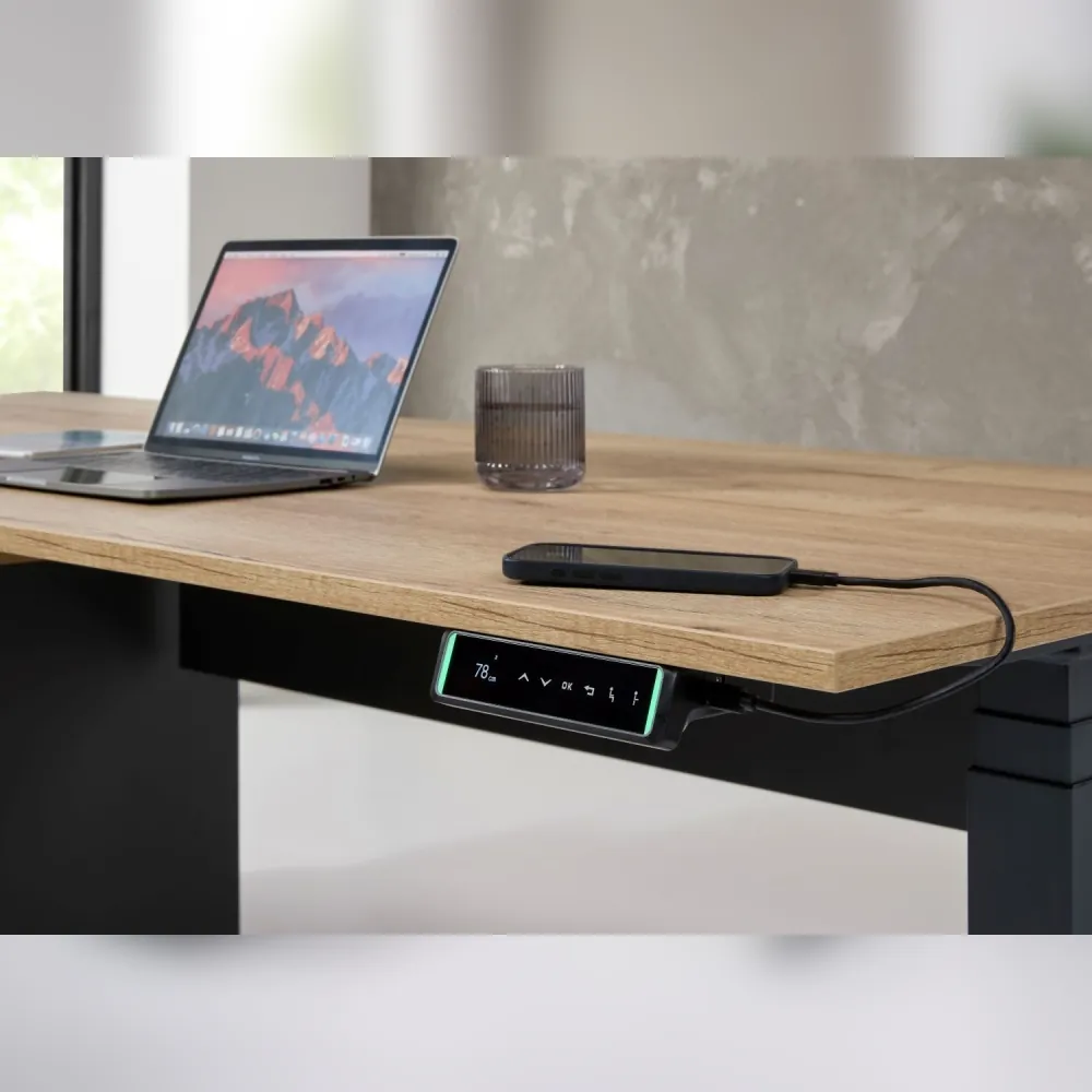 schreibtisch_elektrisch_hoehenverstellbar_orbis_desk_electric_detailansicht Elektrisch höhenverstellbarer Schreibtisch Orbis Desk Electric in Holz-Optik mit schwarzem Gestell, ergonomischer Schreibtisch Chefbüro, Detailsicht