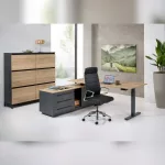 schreibtisch_elektrisch_hoehenverstellbar_orbis_desk_electric_einrichtung Elektrisch höhenverstellbarer Schreibtisch Orbis Desk Electric in Holz-Optik mit schwarzem Gestell, ergonomischer Schreibtisch Chefbüro, Bürosicht