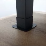 schreibtisch_elektrisch_hoehenverstellbar_orbis_desk_electric_gestell Elektrisch höhenverstellbarer Schreibtisch Orbis Desk Electric in Holz-Optik mit schwarzem Gestell, ergonomischer Schreibtisch Chefbüro, Detailsicht Gestell