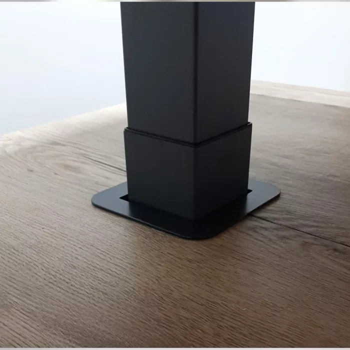 Elektrisch höhenverstellbarer Schreibtisch Orbis Desk Electric in Holz-Optik mit schwarzem Gestell, ergonomischer Schreibtisch Chefbüro, Detailsicht Gestell