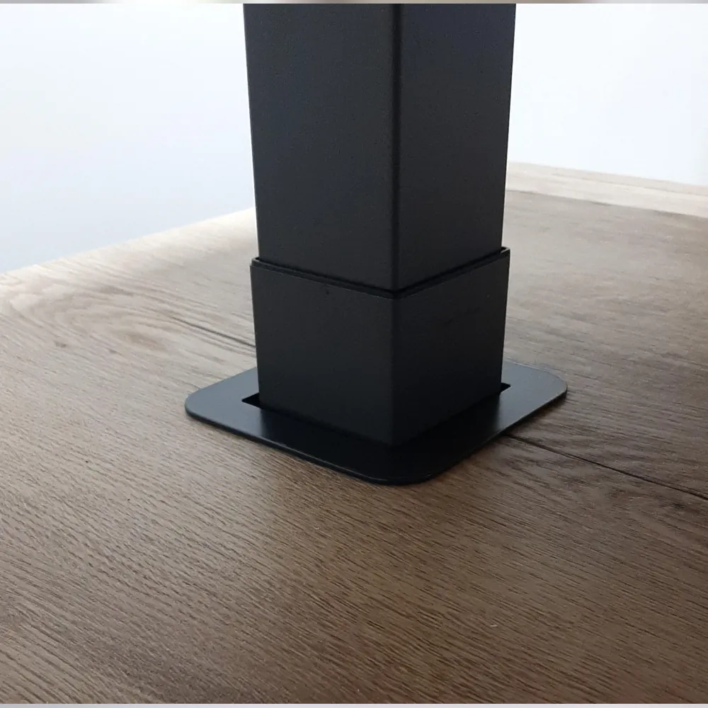schreibtisch_elektrisch_hoehenverstellbar_orbis_desk_electric_gestell Elektrisch höhenverstellbarer Schreibtisch Orbis Desk Electric in Holz-Optik mit schwarzem Gestell, ergonomischer Schreibtisch Chefbüro, Detailsicht Gestell