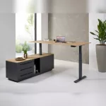 schreibtisch_elektrisch_hoehenverstellbar_orbis_desk_electric_stehend Elektrisch höhenverstellbarer Schreibtisch Orbis Desk Electric in Holz-Optik mit schwarzem Gestell, ergonomischer Schreibtisch Chefbüro, Stehend