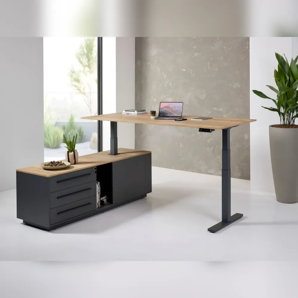 schreibtisch_elektrisch_hoehenverstellbar_orbis_desk_electric_stehend Elektrisch höhenverstellbarer Schreibtisch Orbis Desk Electric in Holz-Optik mit schwarzem Gestell, ergonomischer Schreibtisch Chefbüro, Stehend