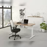 schreibtisch_hoehenverstellbar_core_weiss_havanna Höhenverstellbarer Schreibtisch Core in Havanna mit weißem Gestell, ergonomischer Schreibtisch fürs Büro und Homeoffice
