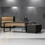schreibtisch_hoehenverstellbar_orbis_frontansicht Höhenverstellbarer Schreibtisch Orbis Desk in Holz-Optik mit schwarzem Gestell, ergonomischer Schreibtisch Chefbüro, Frontansicht