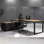 schreibtisch_hoehenverstellbar_orbis_rueckansicht Höhenverstellbarer Schreibtisch Orbis Desk in Holz-Optik mit schwarzem Gestell, ergonomischer Schreibtisch Chefbüro, Rückansicht links
