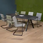 Moderner Konferenztisch Cova in schwarz und oval mit Holzdetails, großzügige Tischplatte für Besprechungsräume