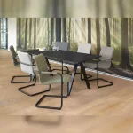 Moderner Konferenztisch Cova in schwarz mit Holzdetails, großzügige Tischplatte für Besprechungsräume
