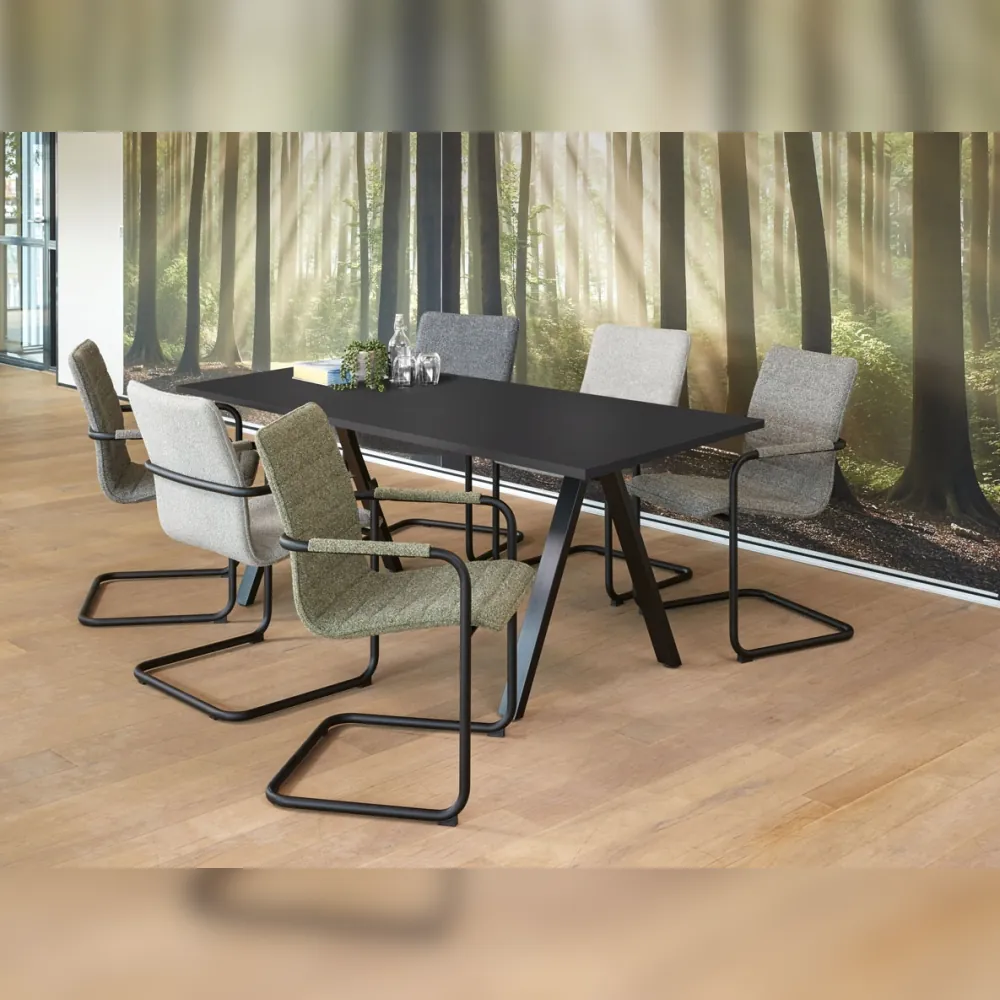 Moderner Konferenztisch Cova in schwarz mit Holzdetails, großzügige Tischplatte für Besprechungsräume