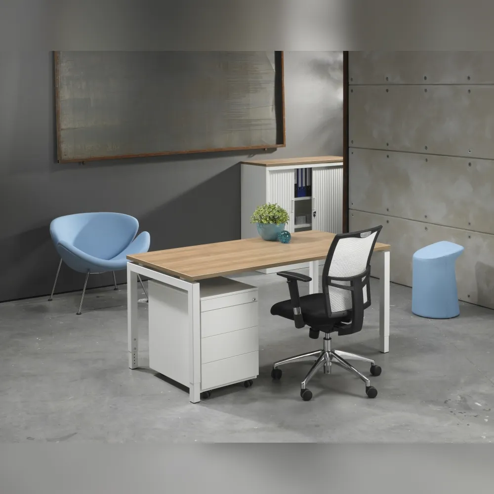 schreibtisch_hoehenverstellbar_linea_weiss_havanna Höhenverstellbarer Schreibtisch Linea in Havanna mit weißem Gestell, ergonomischer Schreibtisch fürs Büro und Homeoffice